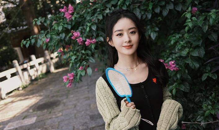 娘家|赵丽颖重回“娘家”!穿499T恤配3百开衫超节约,众人围绕太受宠