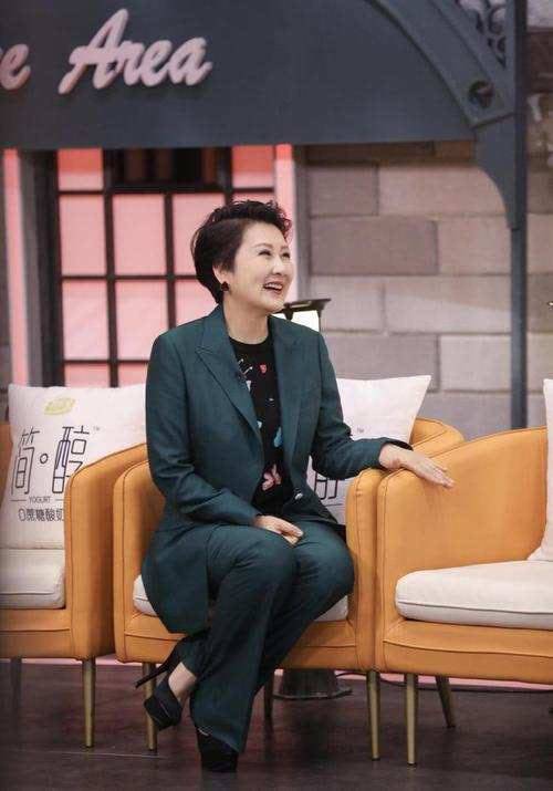 身材|张凯丽潇洒走机场,穿搭时髦却遮不住发福身材,终于有了老年气息