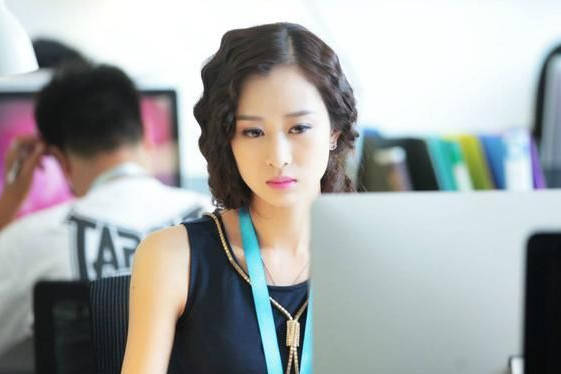 同学|韩烨凭借《玫瑰行者》出圈,蓝盈莹是她的同学,曾在知否中扮丹橘