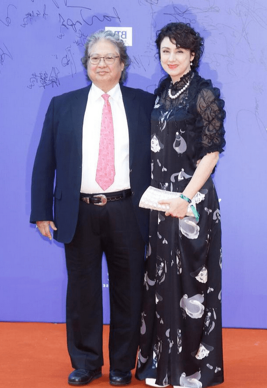 整体|洪金宝小13岁老婆真气质！穿印花裙窈窕又精致，56岁仍有超模身材