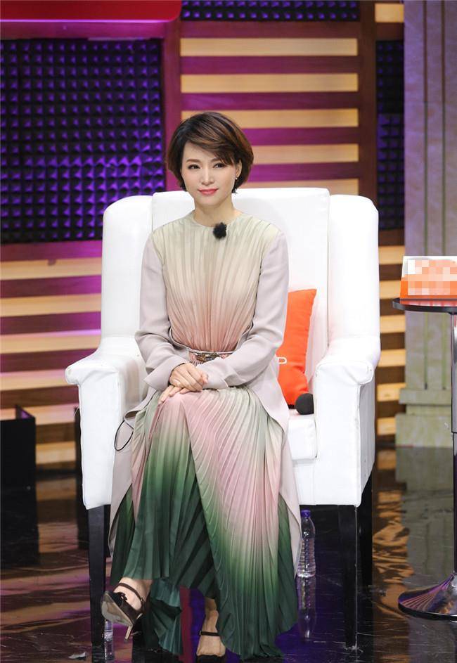 显得|47岁董卿一改优雅风格,穿卫衣搭九分裤休闲减龄,初秋照穿好元气