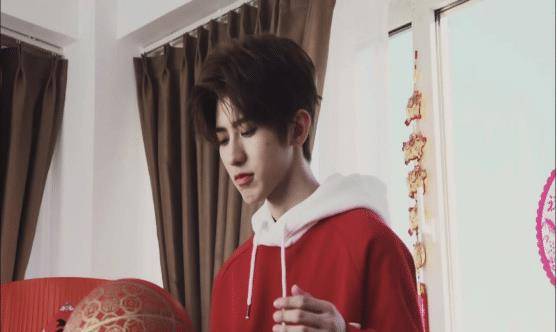 舞台|被黑的超级惨的蔡徐坤,终于证明了自己,舞台上“撩”力十足