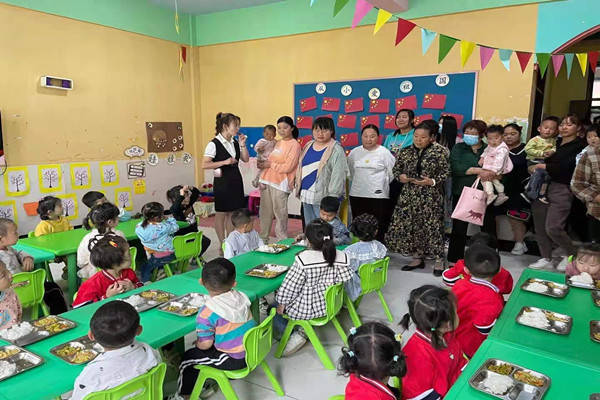 同伴|幼儿园新生入园哭闹，家长4个招式巧应对，打赢“入园焦虑攻坚战”