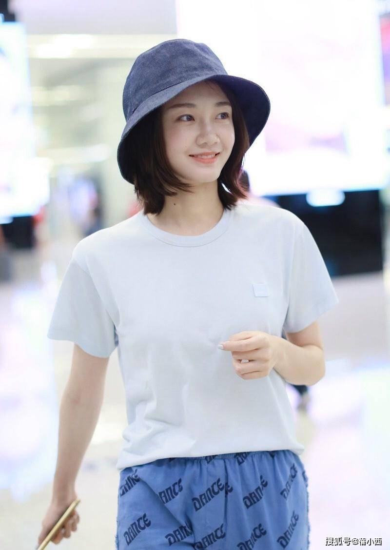 黑色|郑恺老婆苗苗的气质真天然，穿T恤配印花裤就出门，根本无需美颜