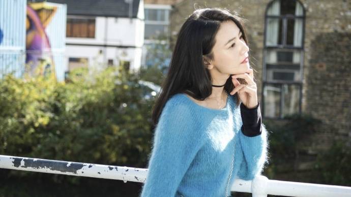 么本日|承认吧！39岁高圆圆不仅长得美，衣品更是一流，蓝配白堪称经典