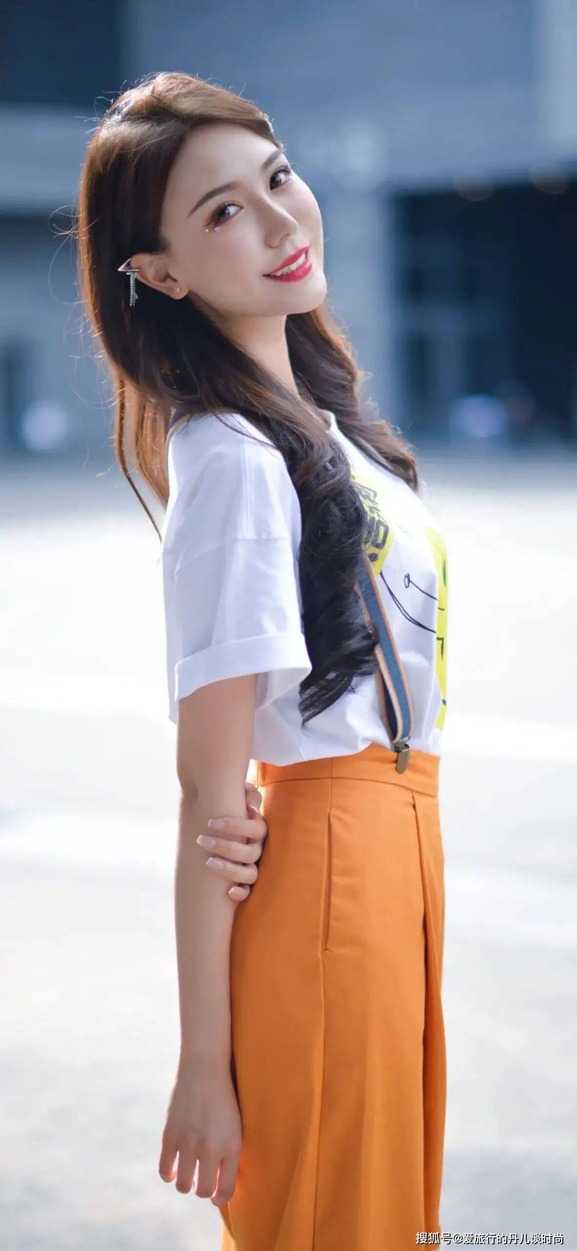 卡通|小姐姐太嫩了，穿白色t恤搭橘色背带裤清新甜美，尽显少女气质