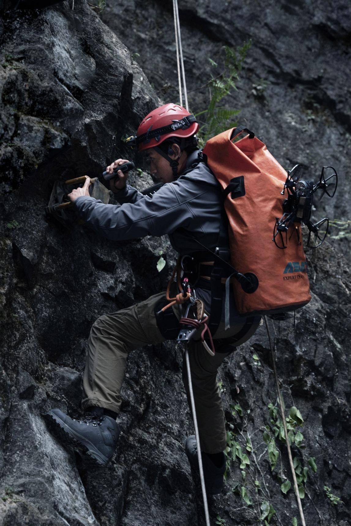 小洪|朱一龙黄志忠互晒剧照，电影峰爆今日开启点映，观众：震撼人心