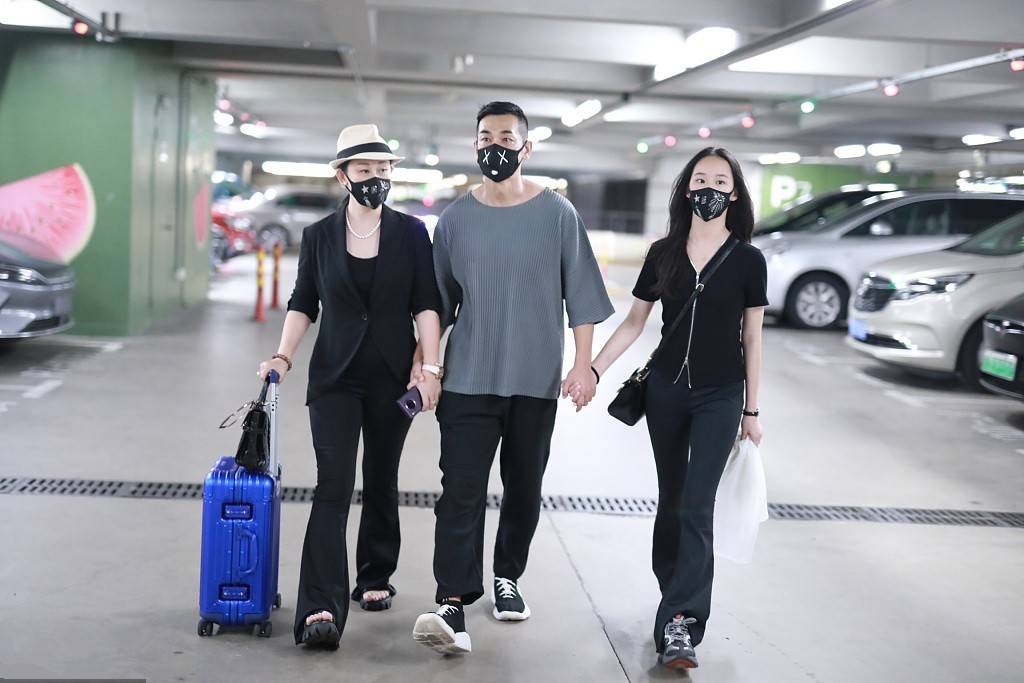 黑色|赵文卓好福气！41岁妻子一身黑贵气优雅，13岁女儿身材气质太优越