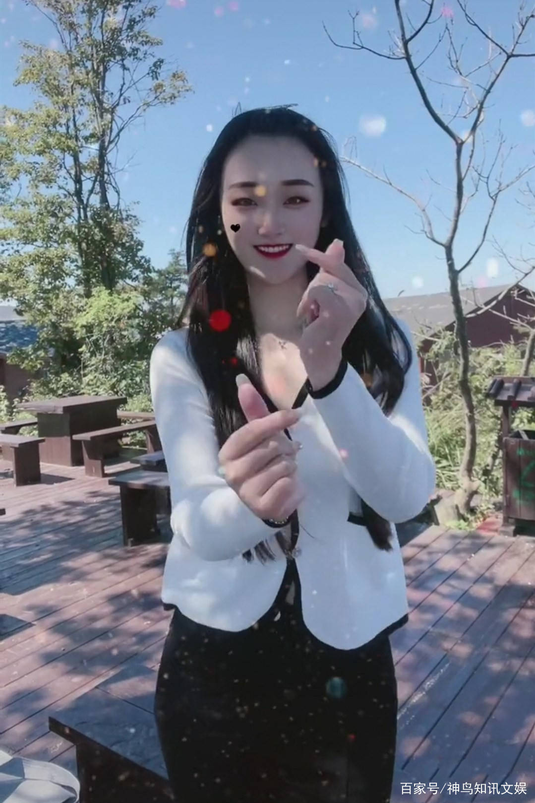 小腹|大衣哥儿媳山顶跳舞！皮肤雪白小腹平坦，和老公久未同框被猜离婚