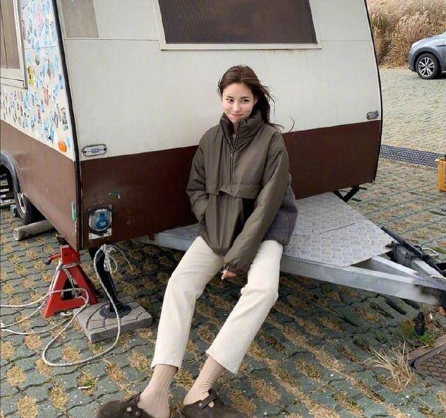 脚踝|露脚踝的白色直筒裤，打造出休闲而又随性的风格，简约的风格又不失优雅的格调