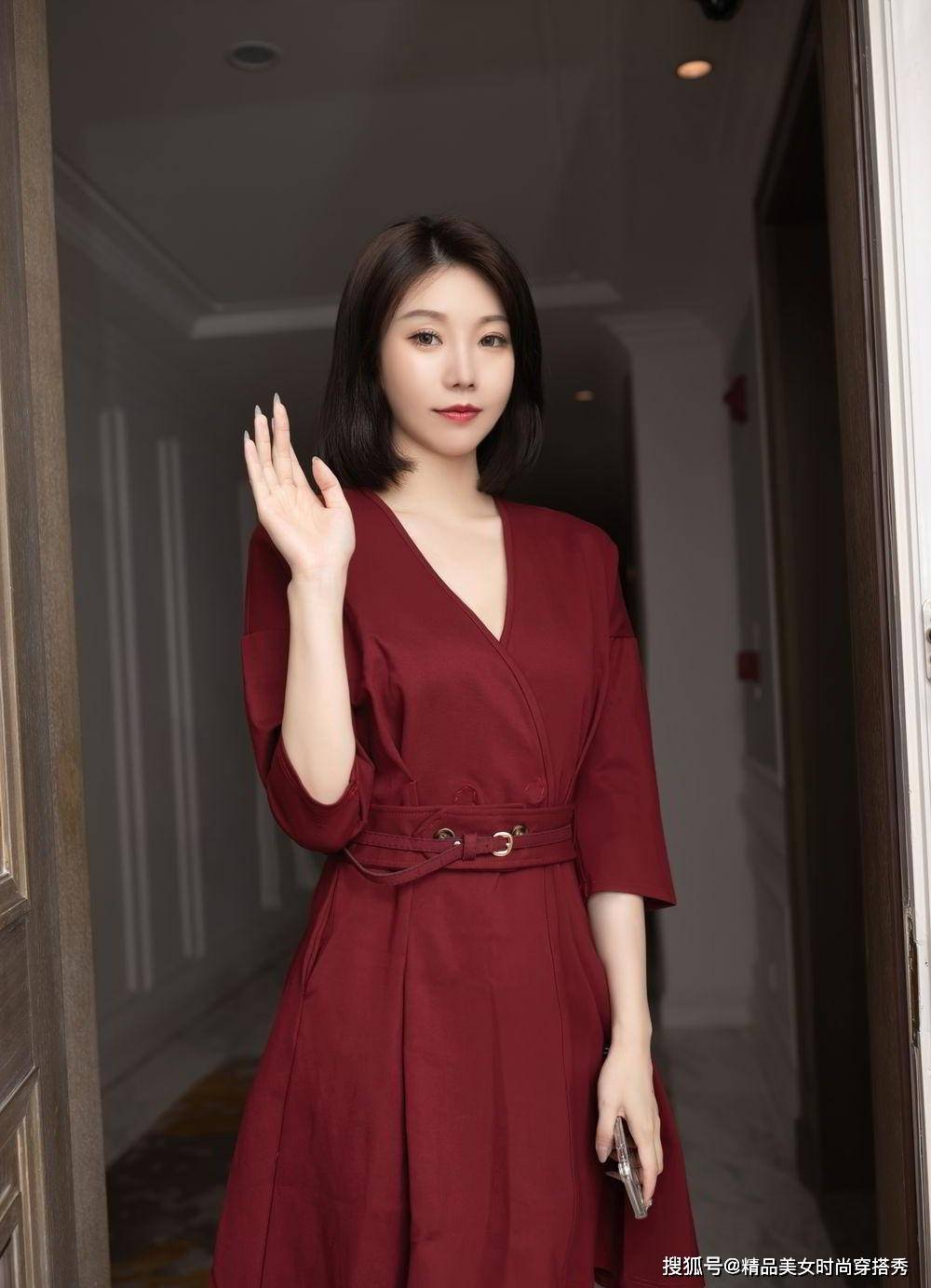 设计|枣红色连衣裙搭配黑色高跟鞋，让女性尽情展现自己的美