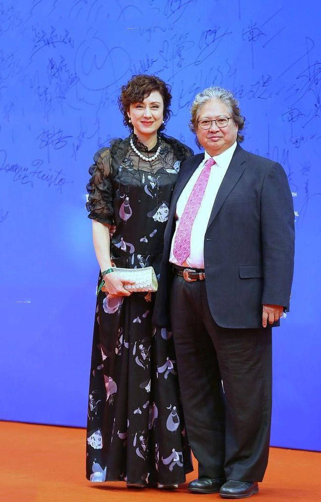 整体|洪金宝小13岁老婆真气质！穿印花裙窈窕又精致，56岁仍有超模身材