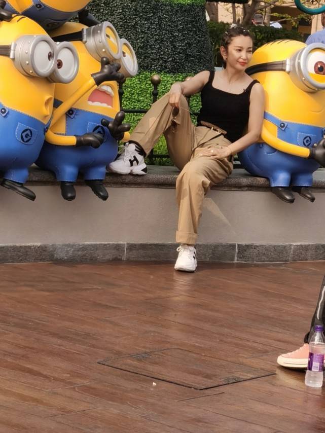 黑色|网友环球影城偶遇李冰冰，厚背粗手臂显雄壮，满头脏辫嘻哈范十足