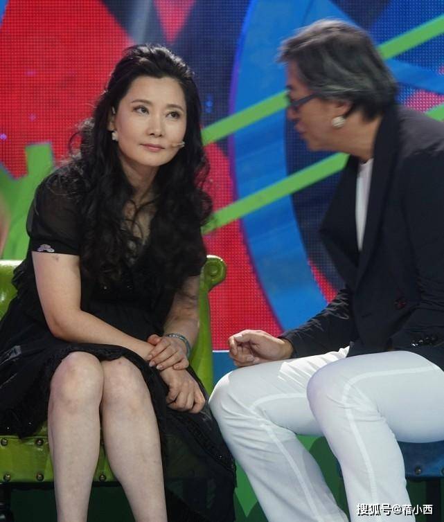 黑色|60后的何赛飞气质真优雅，穿小黑裙配长卷发好美，大婶们该学一学