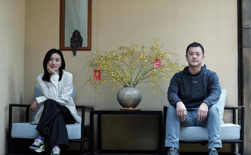 哈金|李亚鹏拍情侣写真,小女友穿白西装气质清冷,像极了年轻时的王菲