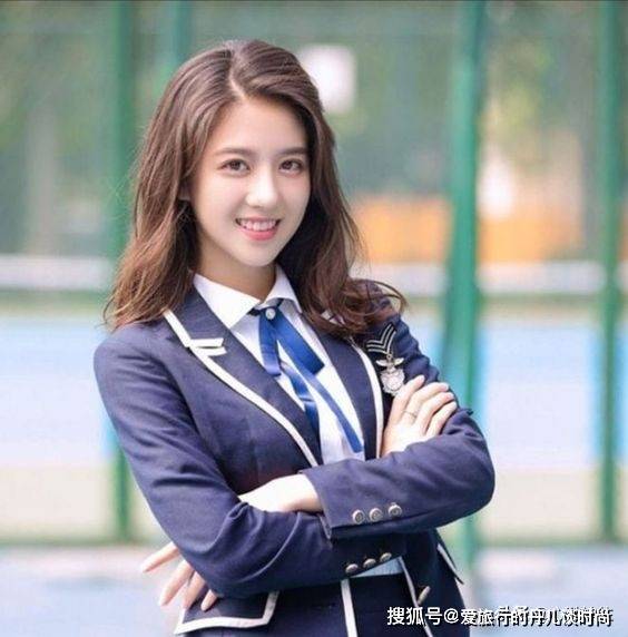 好身材|新加坡大美女李凯馨的时尚穿搭，“高颜值”“好身材”行走的衣架