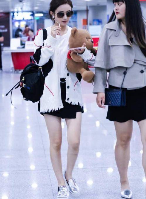 一身|赵丽颖穿得真有秋日气息，穿一身黑配针织“袖套”，显瘦还好时髦