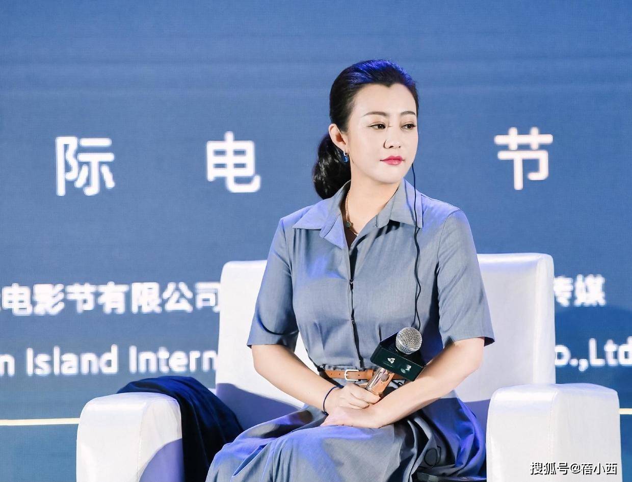 整体|郝蕾的“饱满”身材穿啥也不差，一袭绿色连体裤时髦性感，真大气