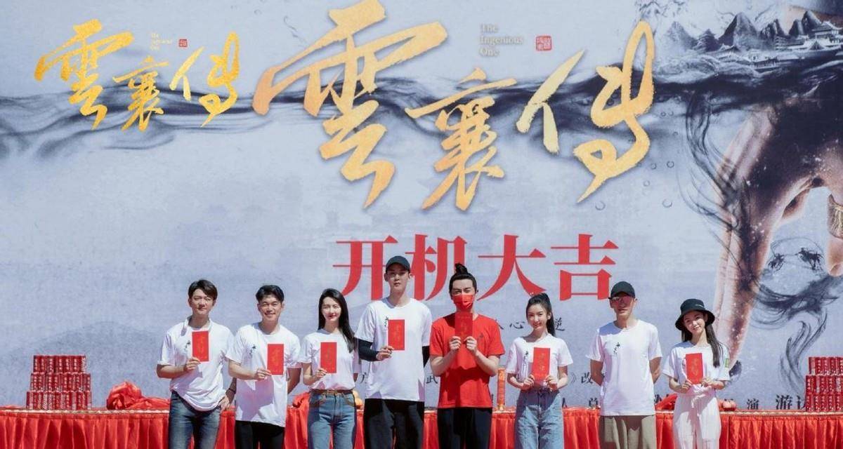 服装|毛晓彤淡妆的样子好清纯，穿的虽然很简单，但显的身材更瘦了
