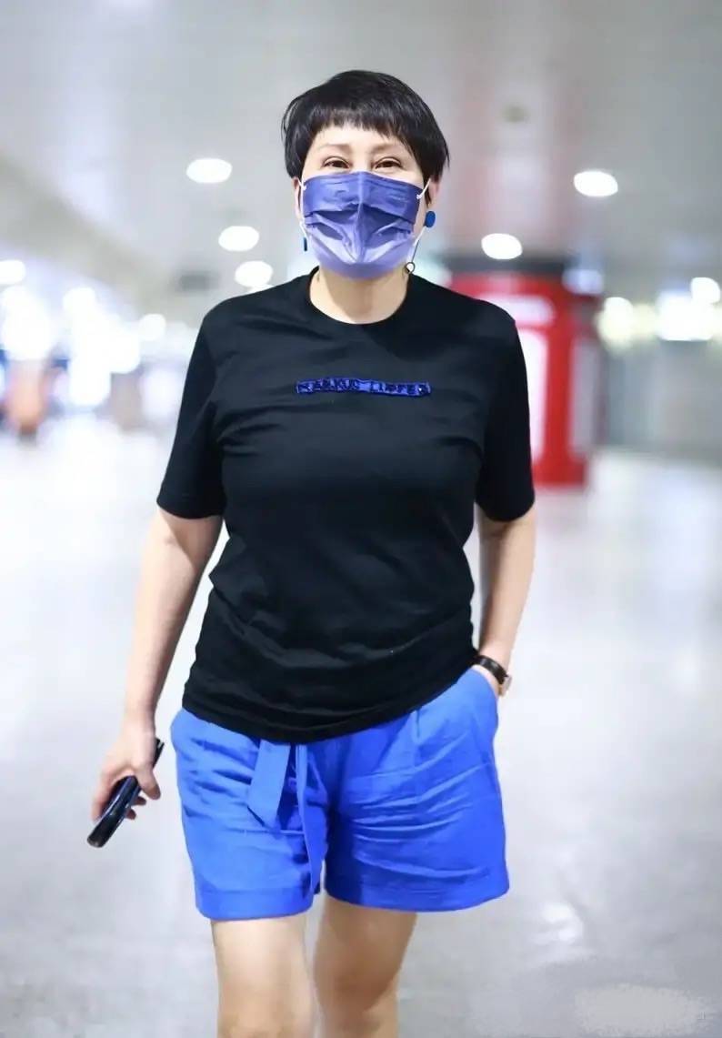 身材|张凯丽潇洒走机场,穿搭时髦却遮不住发福身材,终于有了老年气息