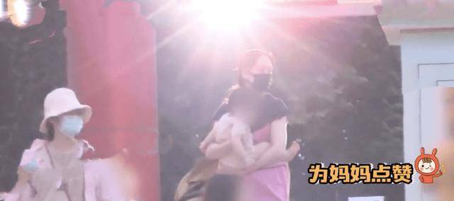 郭碧婷|郭碧婷带女儿逛公园，素颜出行打扮低调，全程抱着小奶皇母爱爆棚