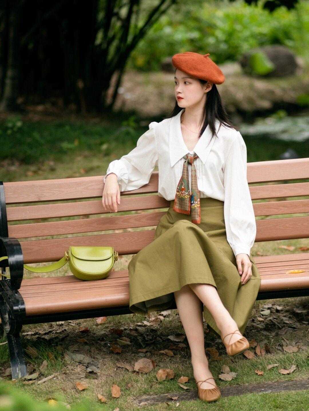 卫衣|早秋怎么穿出高级感？卫衣搭配牛仔半身裙简约利落，洒脱又舒适