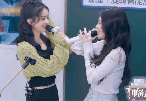 场合|赵丽颖张碧晨《中餐厅》合体场合，俩人都是单身妈妈，衣品真挺像