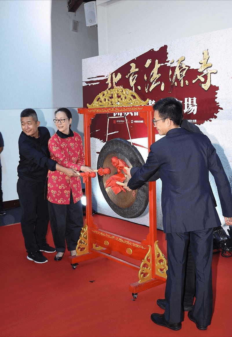 奚美娟|奚美娟穿得挺朴实的,花外套配灯笼裤,显现出了奔七人的真实状态