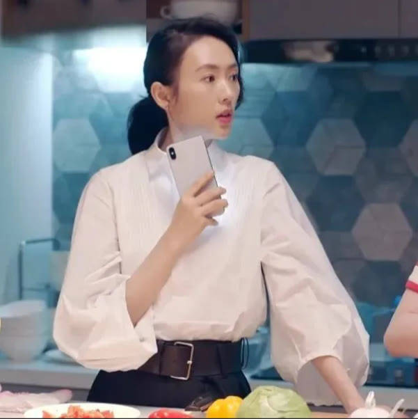 显得|童瑶翻红后真自信,穿搭低调素颜就敢走机场,不像章子怡也挺美