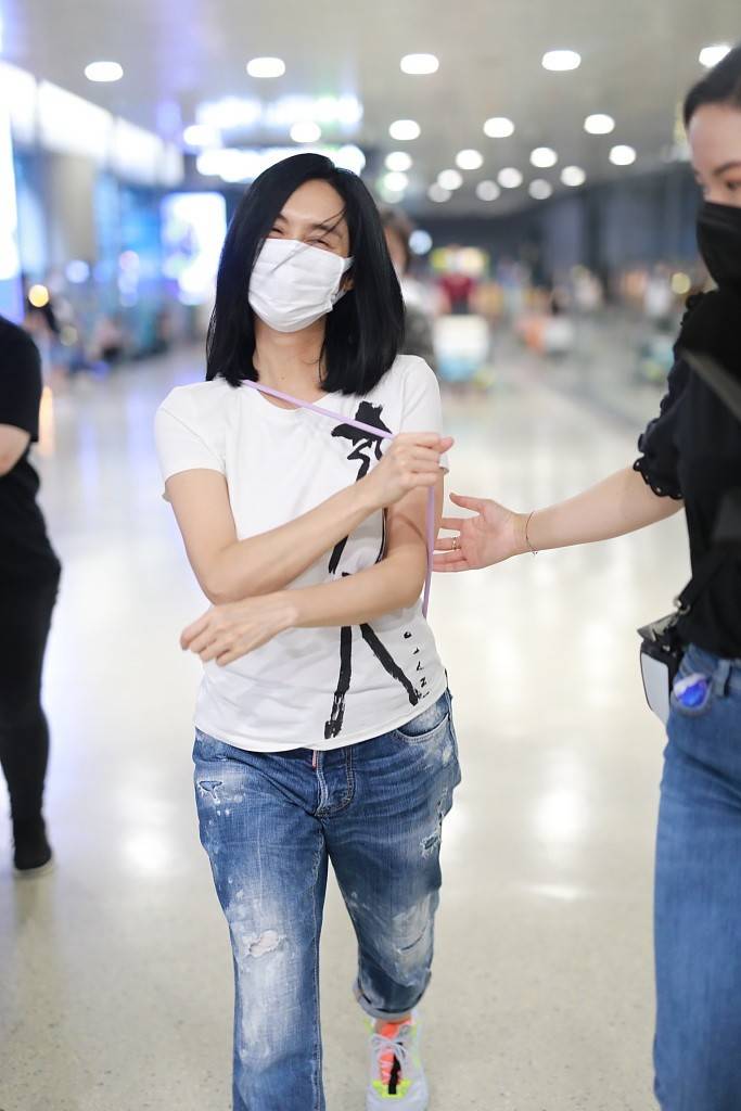 显得|朱茵真当自己是不老女神，阿姨辈了还穿破洞裤扮潮，小粗腿尴尬了