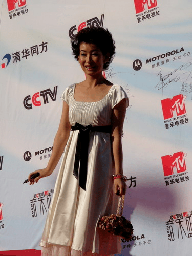 内衣|爆炸头、工装裤、貂皮配内衣，以前的女星红毯原来这么敢穿