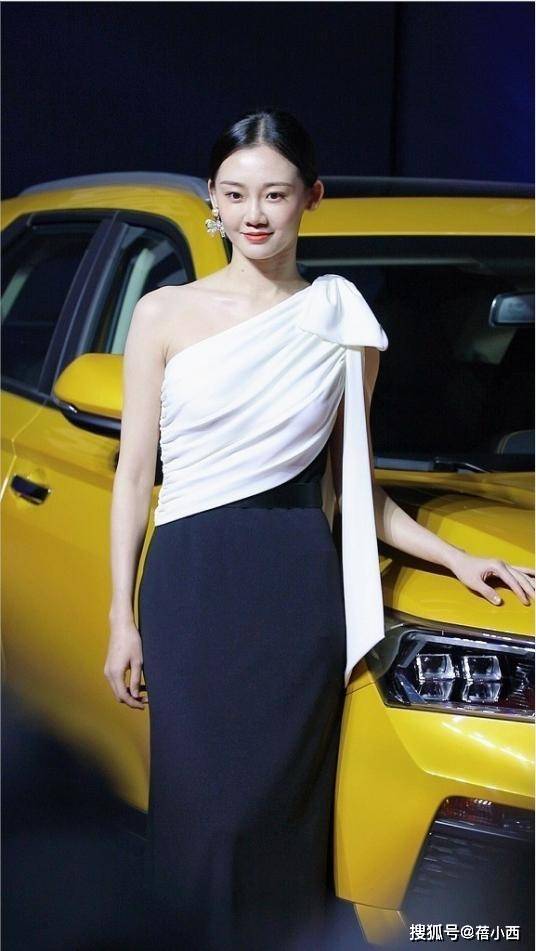 黑色|郑恺老婆苗苗的气质真天然，穿T恤配印花裤就出门，根本无需美颜