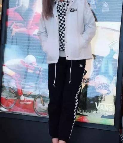 棋盘|爆火的“棋盘格”元素，早秋这样穿，时髦又高级！