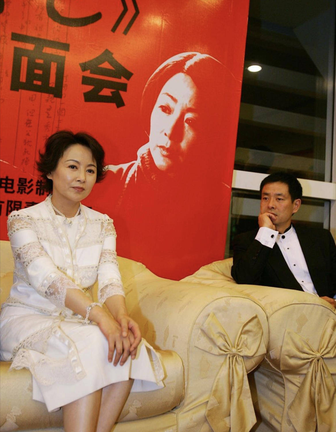 身材|63岁的张瑜状态超好，穿一袭黑色连衣裙优雅亮相，尽显端庄气质