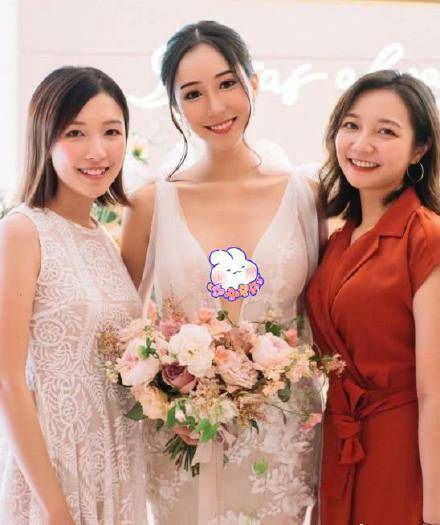女友|李泽楷小26岁女友晒写真,深V婚纱凹出好身材,头戴花环像小仙女