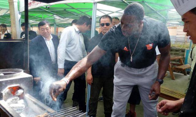 美食|NBA吃货遇上中国美食：马努给6款零食评分，字母弟一人吃9桶泡面