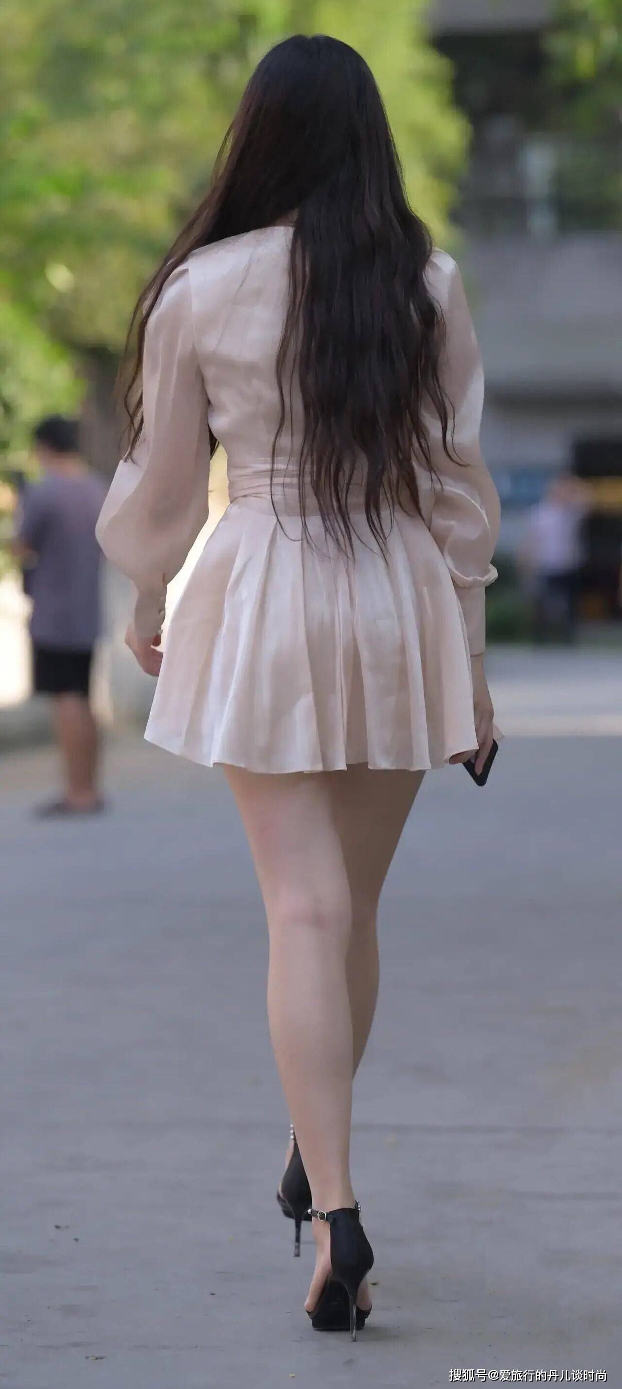 黑色|美女小姐姐穿条真丝裙就很显魅力，一看就像大户人家出身