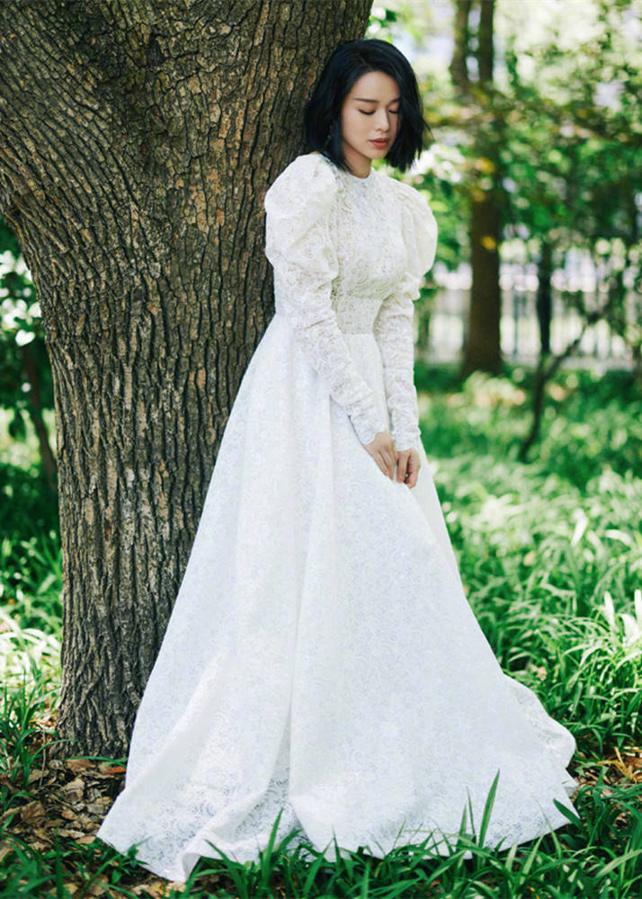 腰肢|胡杏儿产后5月晒美照，穿深V裙还露腰，生仨娃还有这身材我真服气
