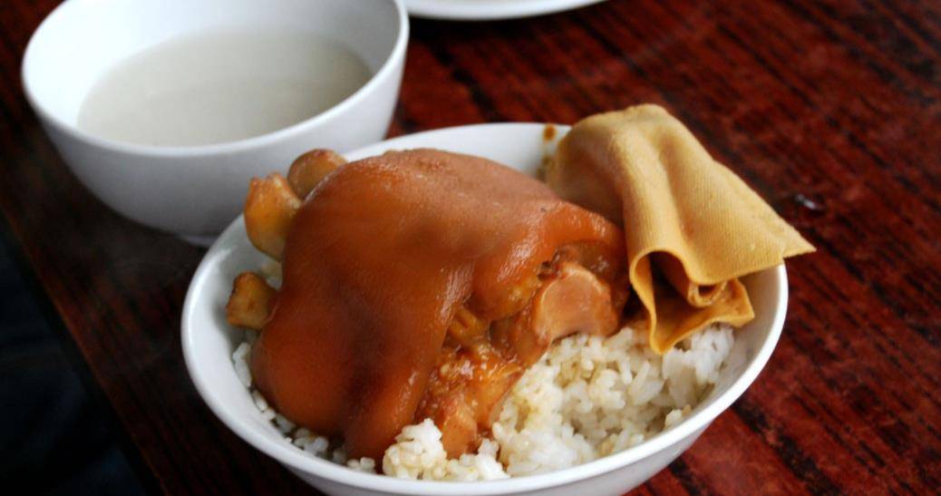 地区|湖北小镇的特色早餐,8点就卖光,早上啃猪蹄喝白酒,模仿者无数