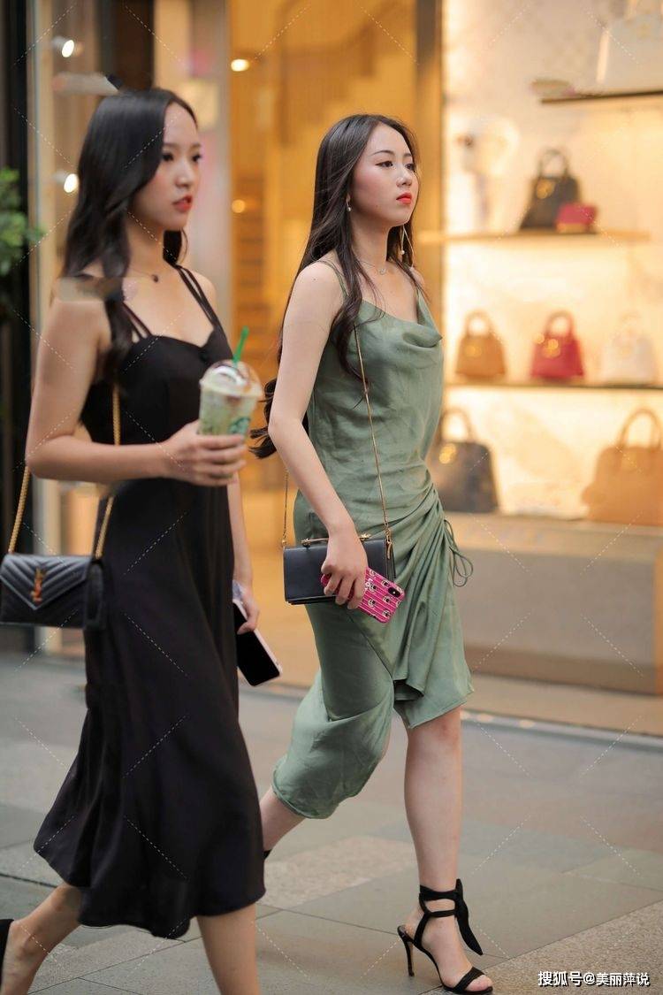 感觉|美女街拍：红色的连衣裙，荷叶边的裙摆柔美减龄，无袖的设计清凉无比