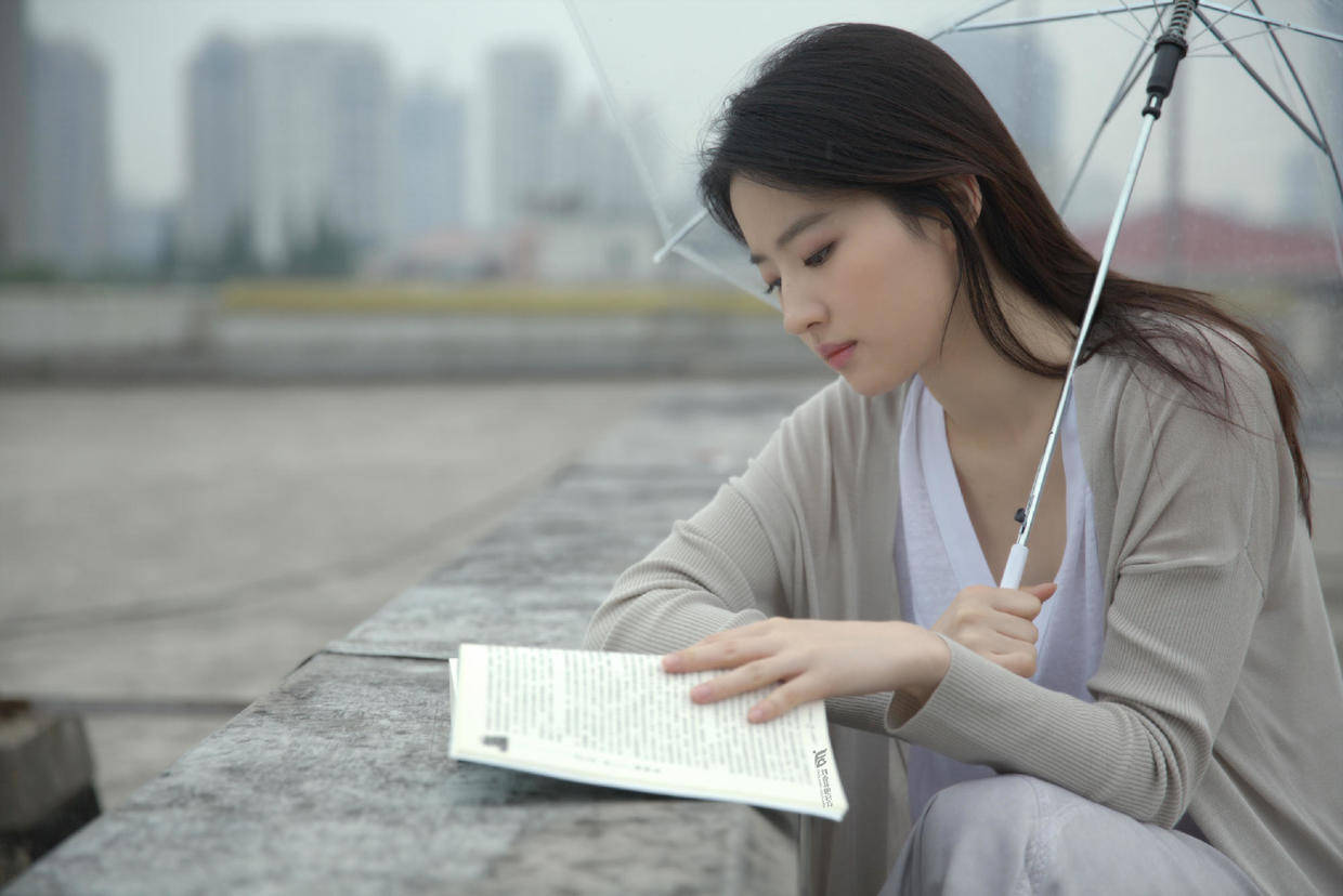 美得|刘亦菲的原装脸就是耐看,一袭黄色连衣裙甜美温柔,美得让人心动