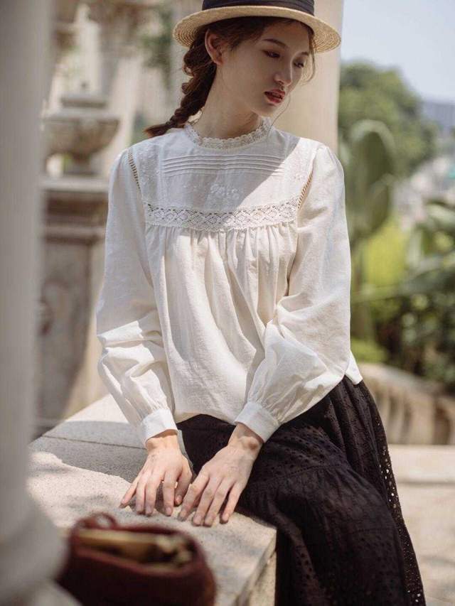 设计|秋天，身穿白色上衣搭配黑色半身裙仙气十足，太适合胖妹妹了