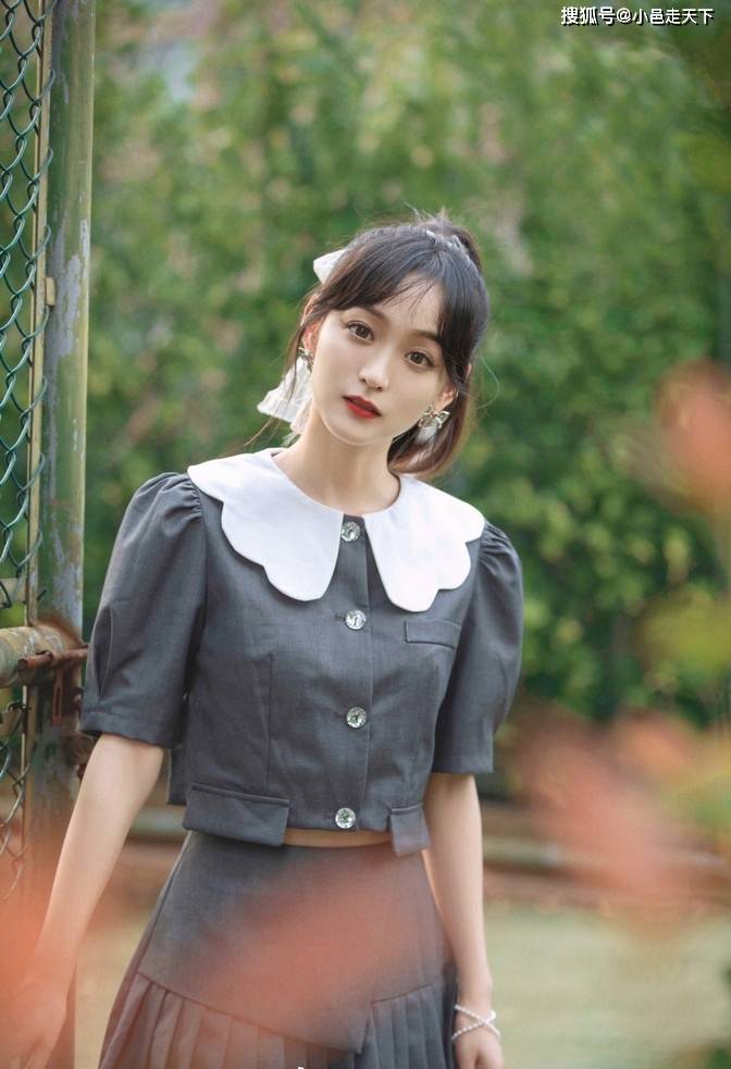 灰色|何泓姗灰色百褶裙青春活力写真