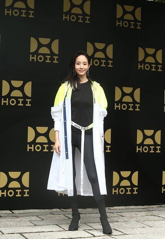 颜色|女人想显嫩就要穿得帅，秋天就要穿风衣，不仅洒脱还酷炫
