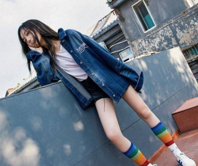 卫衣|李嫣风格大变成淑女！染回黑发穿运动装，一身造型比闺蜜还低调