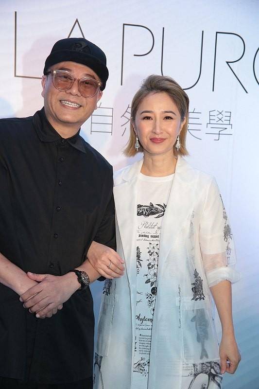 张家辉|张家辉真有福气，老婆关咏荷年近60不显老，穿休闲长裙好温婉