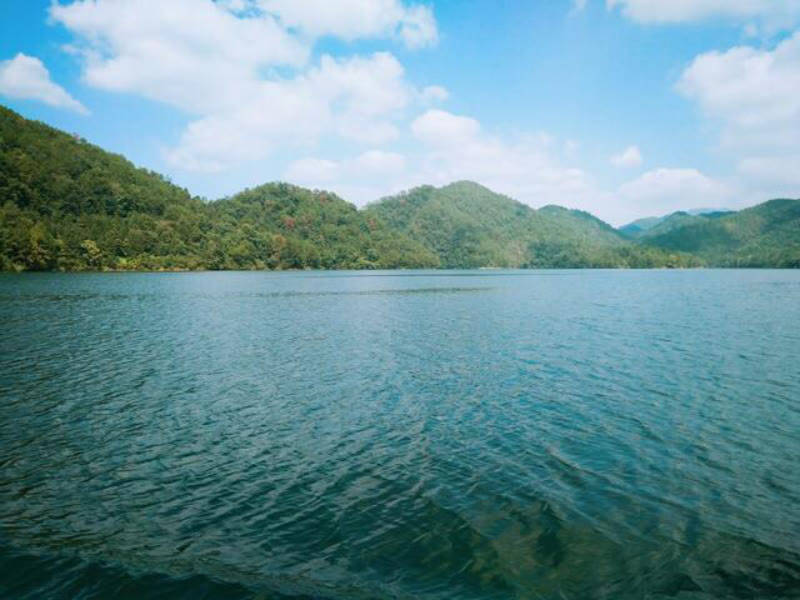 江西赣南地区一巨型湖泊，风光绝美，产出的“水库鱼”非常受欢迎