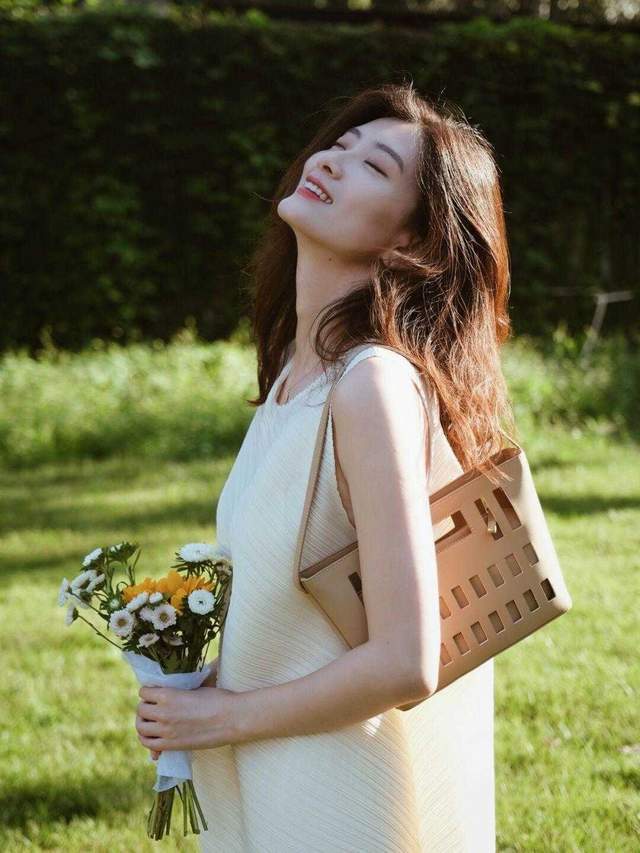 设计|秋天，身穿白色上衣搭配黑色半身裙仙气十足，太适合胖妹妹了