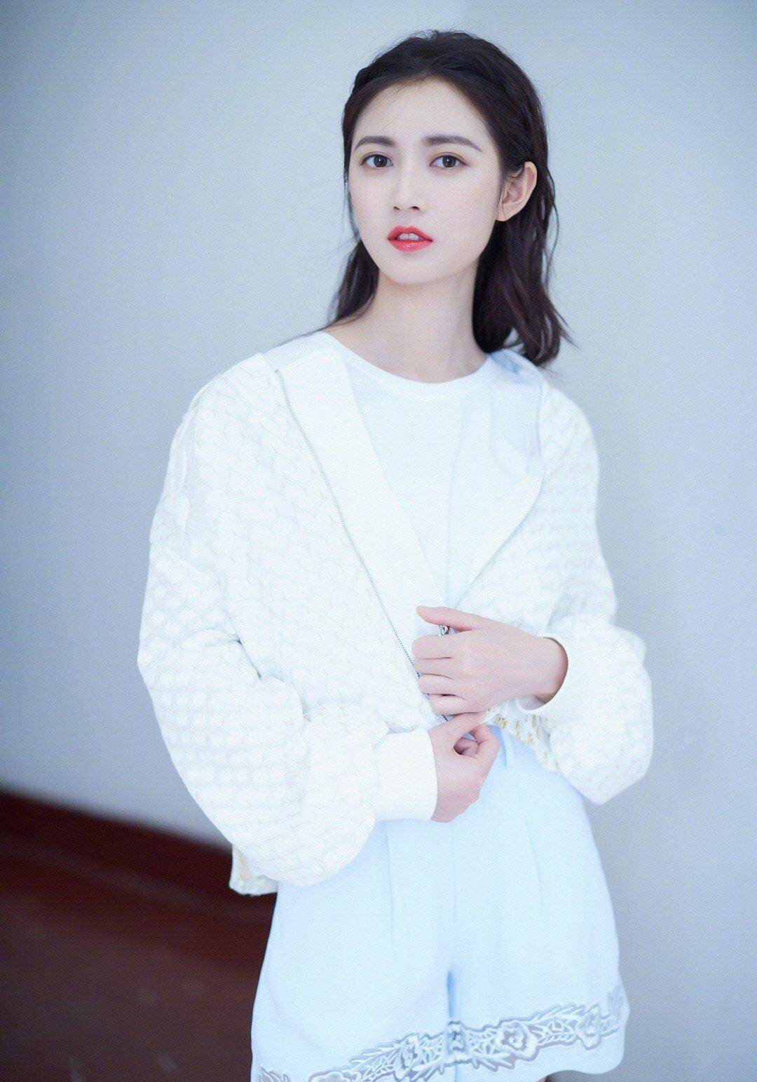 一身|新晋长腿女神陈钰琪,一身少女装美得出众,网友:心动的感觉