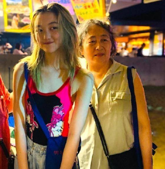 黑发|李嫣和闺蜜聚餐,换回黑发色很青春,穿两分裤秀腿衣着依旧很大胆